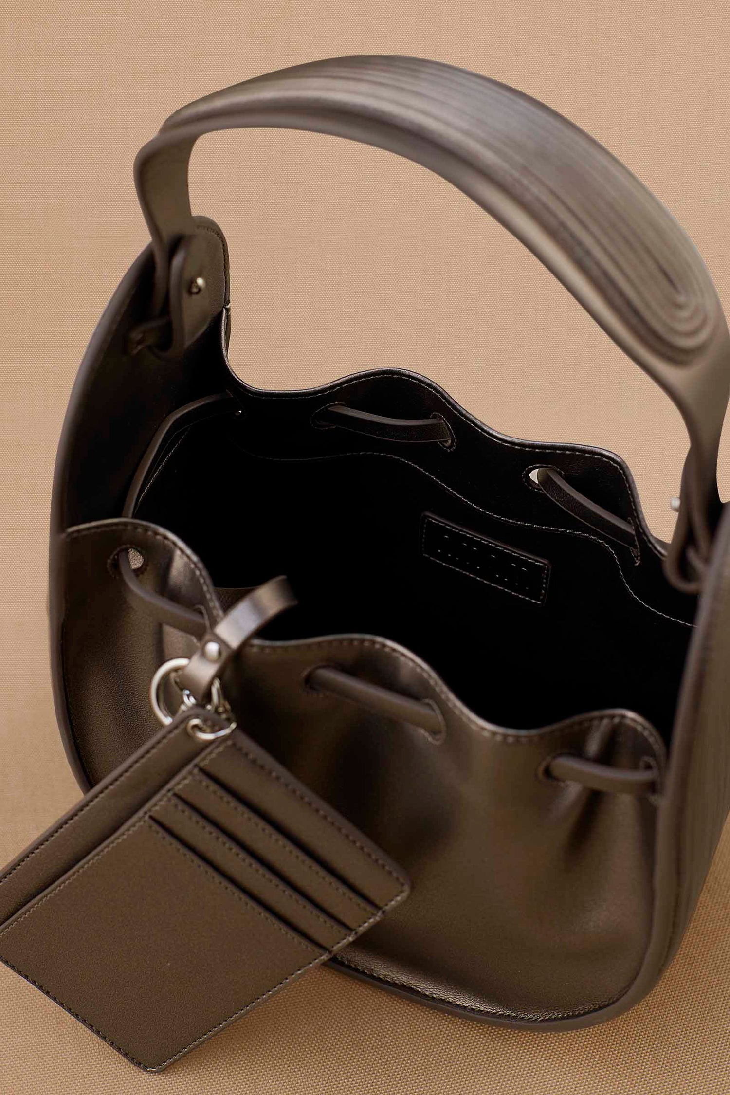 Faux Leather Nésara Bucket Bag – Metallics