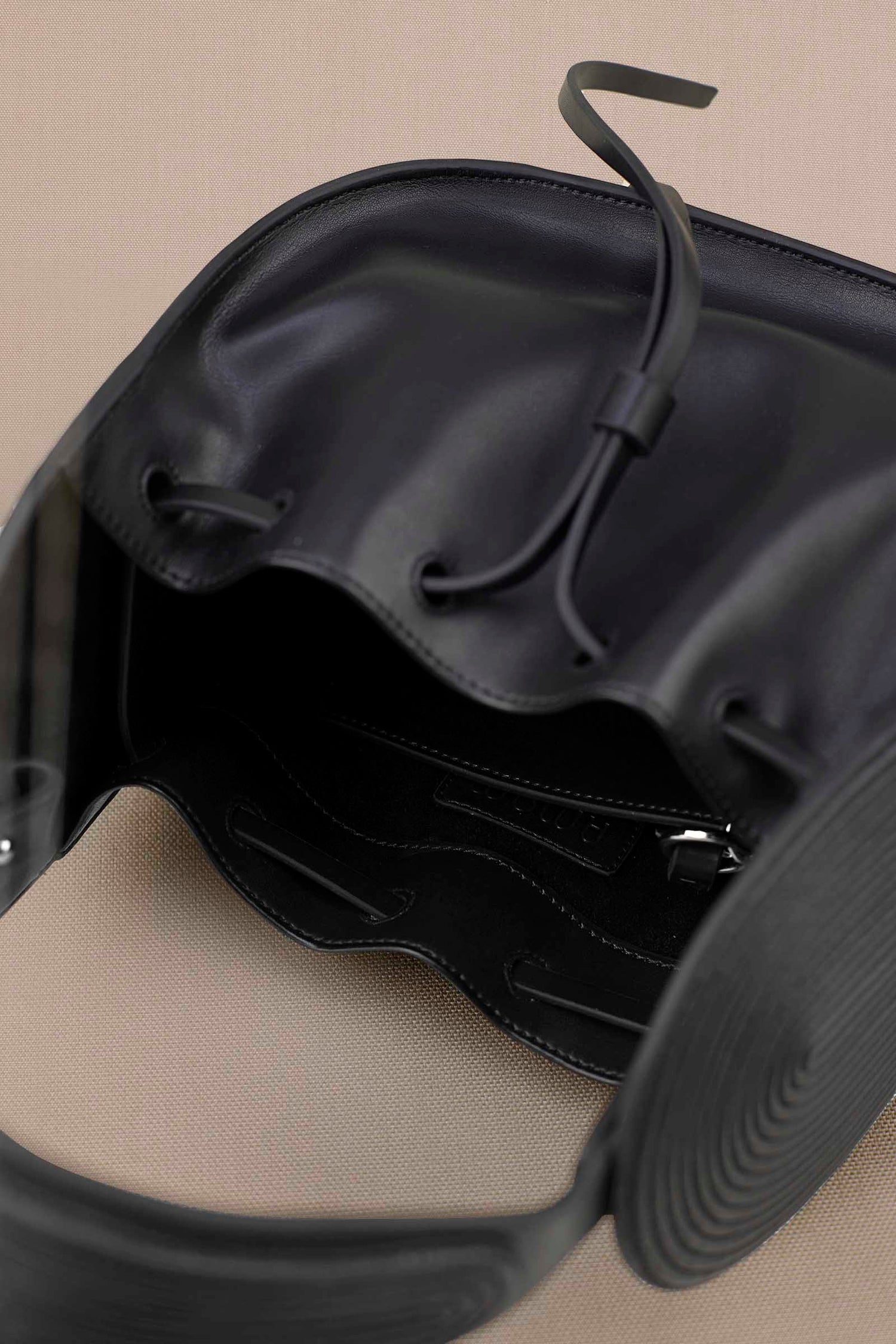 Leather Nésara Bucket Bag – Black