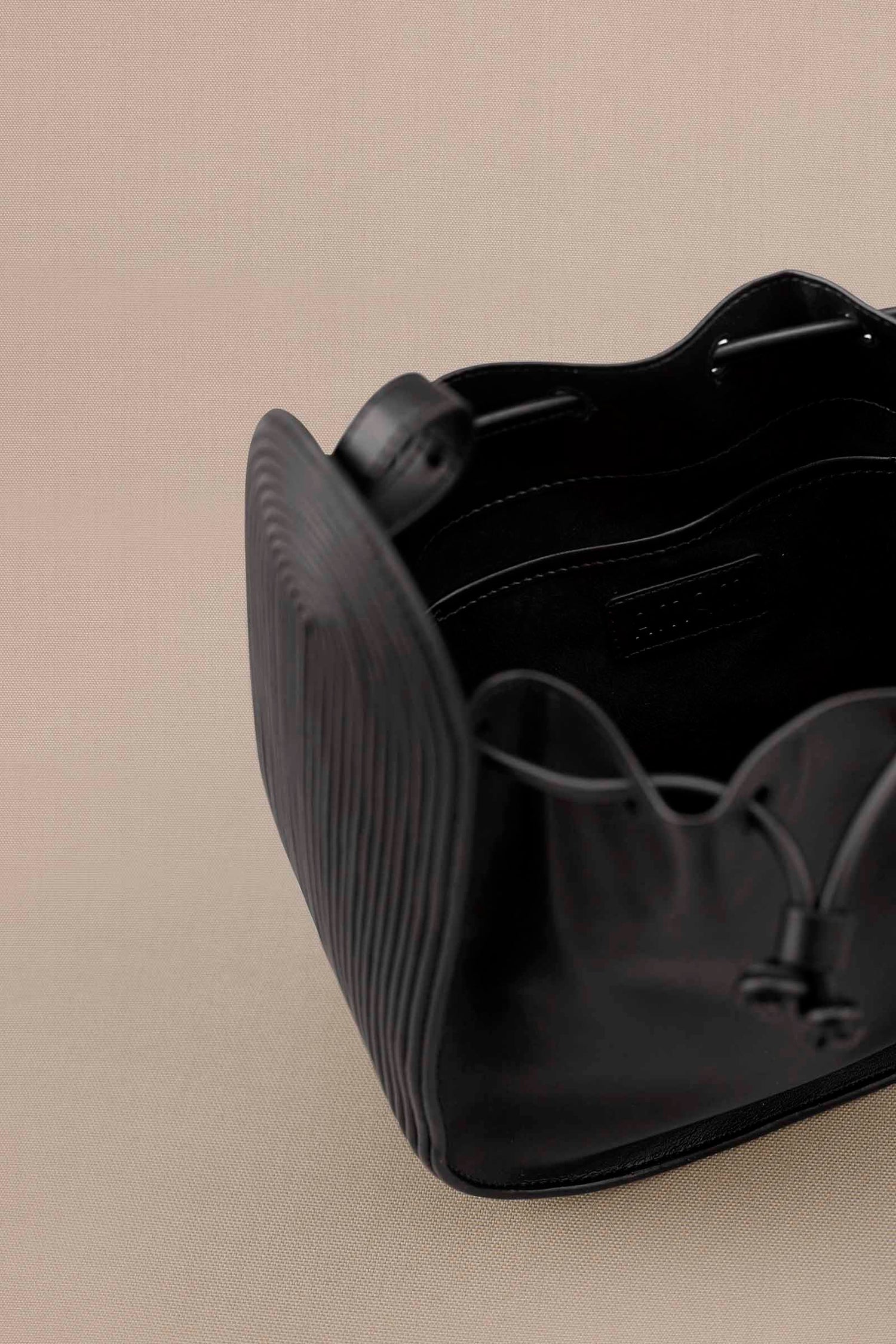 Leather Nésara Bucket Bag – Black