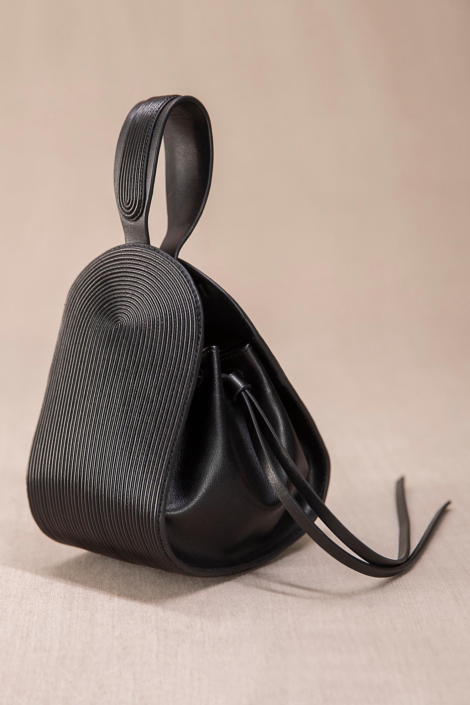Leather Nésara Bucket Bag – Black